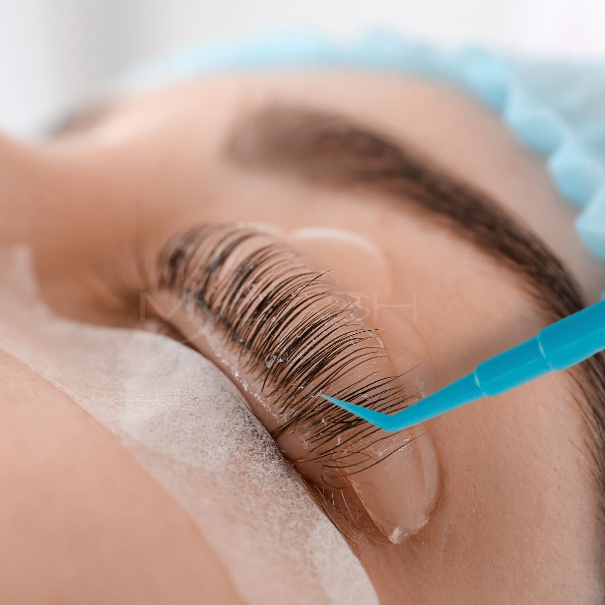 Disposable Lash Lift Tool in use